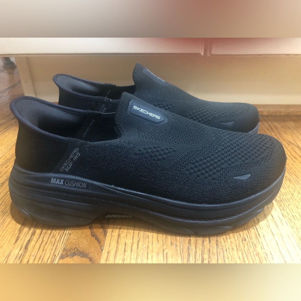 Skechers Men's Black Slip-On Sneakers Sz 9.5